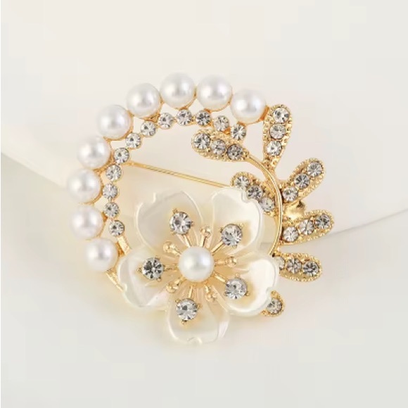 Gold and Pearl Floral Brooch. - Picture 3 of 4